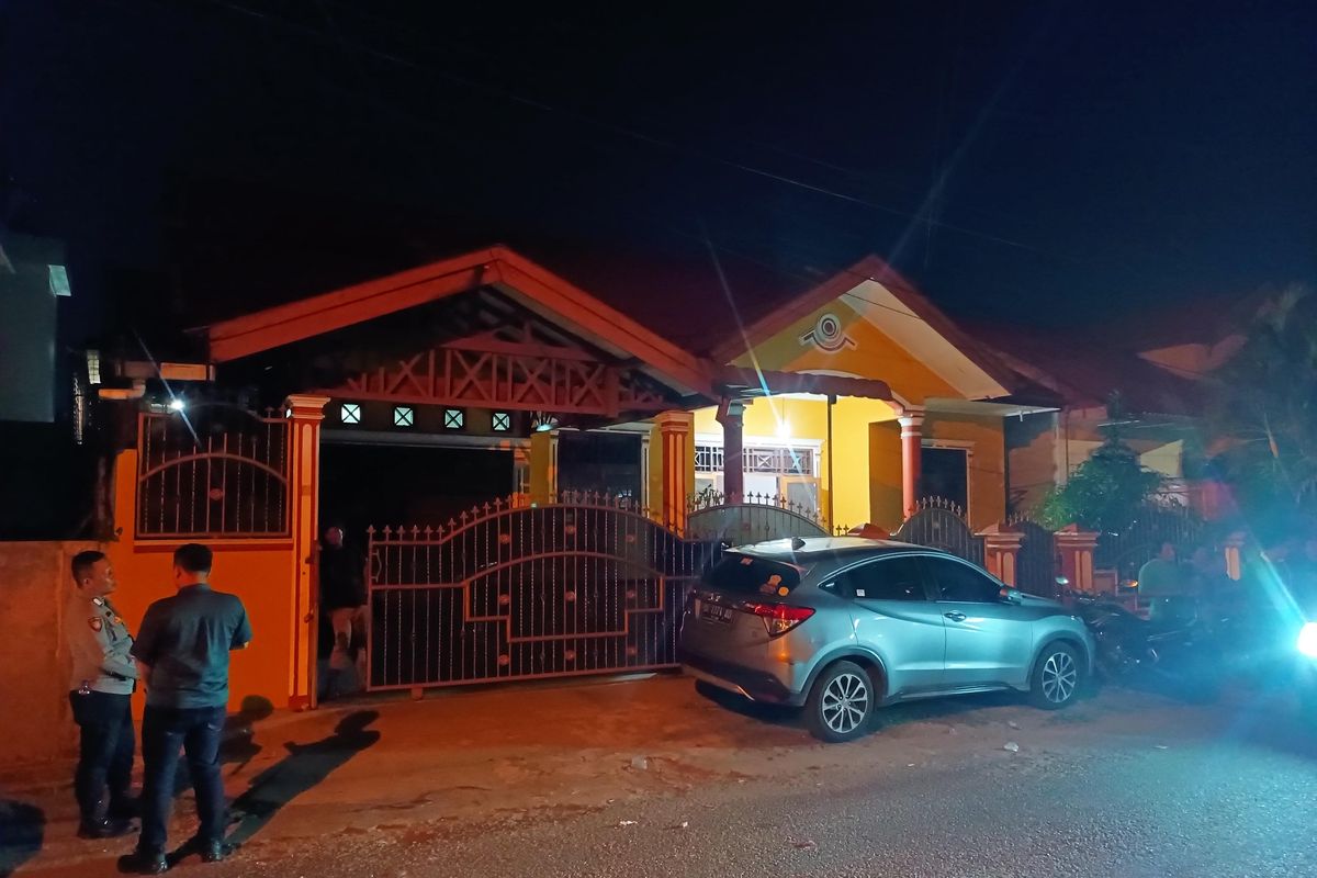 Suasana rumah AA (70) di Jalan Balai Desa, Kecamatan Medan Helvetia, Kota Medan pada Sabtu (19/7/2025) malam.  