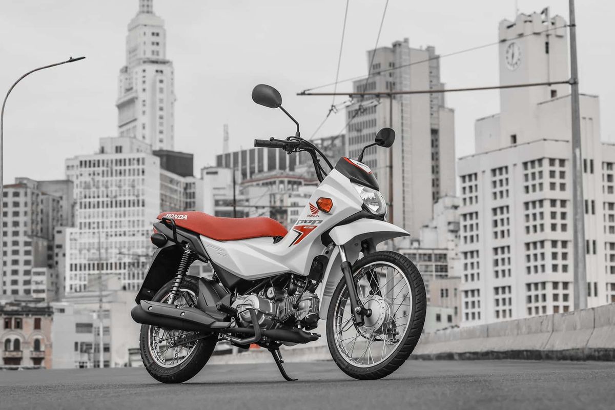 Honda Pop 110i ES, sebuah bebek atau moped yang bergaya ala motor petualang.