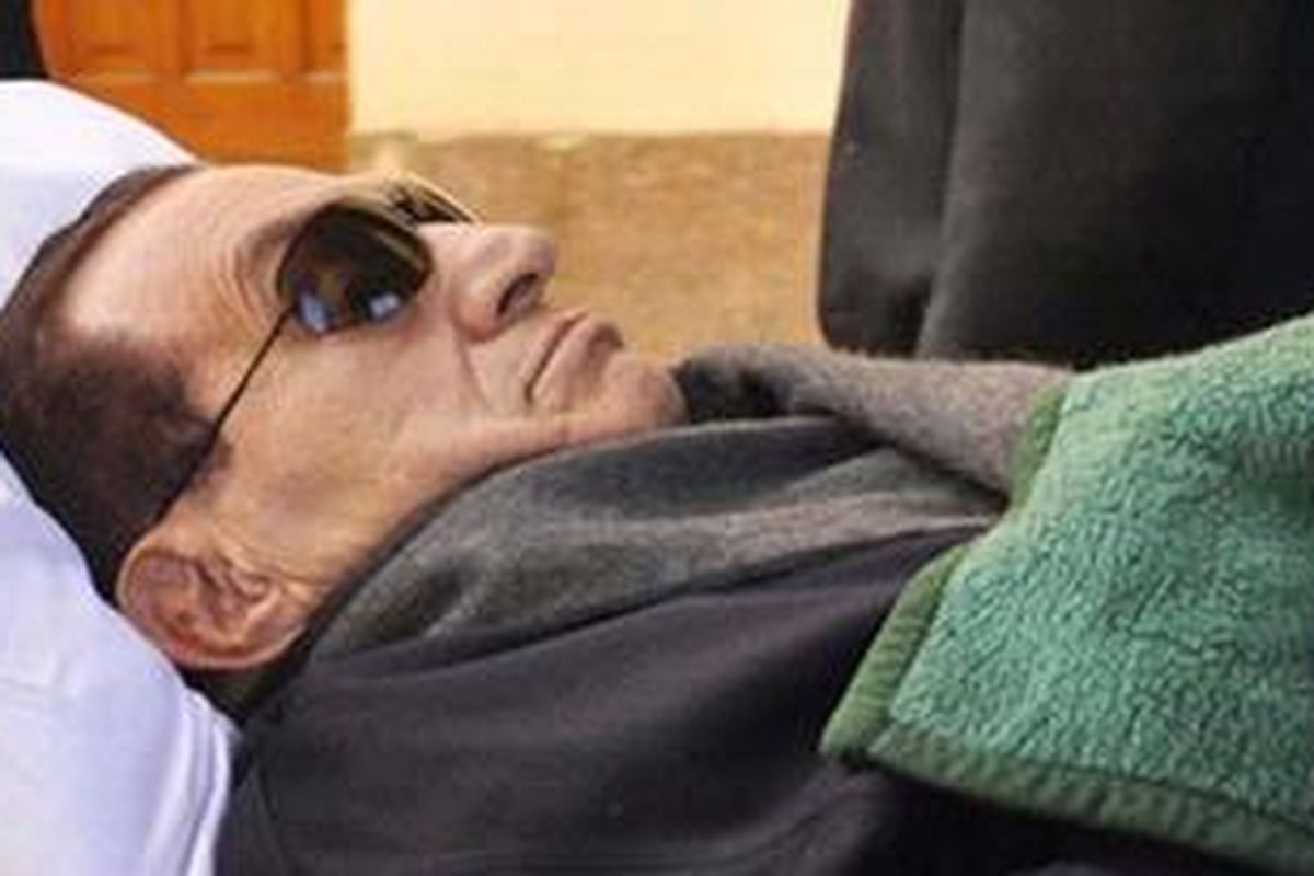 Mantan Presiden Mesir Hosni Mubarak saat menghadiri sidang di Kairo, Mesir, Selasa (17/1/2012).