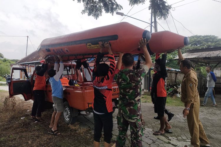 Tim SAR BPBD Gresik saat tiba di lokasi korban dilaporkan hanyut dan tenggelam di Sungai Bengawan Solo di Desa Bedanten, Kecamatan Bungah, Gresik, Jawa Timur, Senin (26/12/2022).