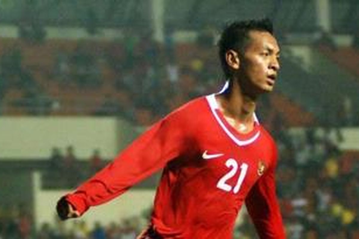 Pemain timnas Indonesia, Yongki Ari Bowo, melakukan seleberasi untuk merayakan gol keenam ke gawang timnas Timor Leste pada pertandingan uji coba internasional di Stadion Gelora Sriwijaya Jakabaring, Palembang, Minggu (21/11/2010). Indonesia mengalahkan Timor Leste dengan skor 6-0. 