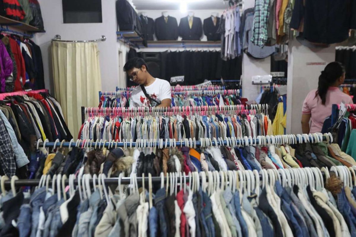 Pengunjung berburu pakaian bekas dan bermerek di Pasar Poncol Senen, Jakarta, Selasa (14/08/2018). Berbagai macam merek pakaian ternama seperti Nike, Adidas, Puma dan lain-lain dijual dengan harga Rp 20.000 - Rp 150.000.