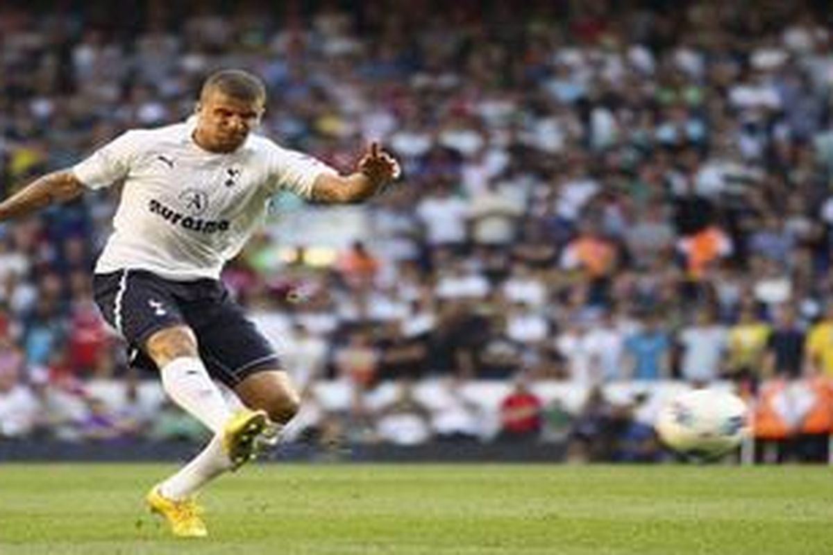 Bek Tottenham Hotspur, Kyle Walker, melepaskan tembakan yang berujung gol ke gawang Arsenal, pada lanjutan Premier League, di White Hart Lane, Minggu (2/10/2011).