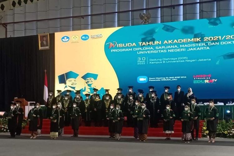 Pada wisuda kali ini menyematkan tema ?Meraih Keunggulan untuk Membangun Kemandirian?.