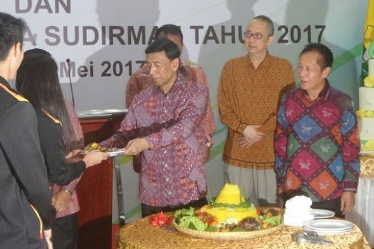 Ketua Umum PBSI Wiranto memberikan potongan nasi tumpeng kepada pebulu tangkis tunggal putri nasional, Greysia Polii, dalam acara perayaan ulang tahun PBSI di Cipayung, Jakarta Timur, Sabtu (9/5/2017).