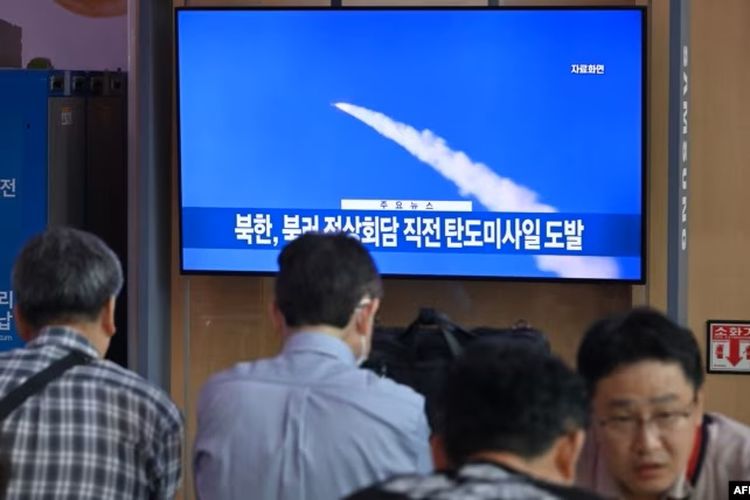 Pemirsa televisi menyaksikan berita yang menayangkan rekaman uji coba rudal Korea Utara, di stasiun kereta api Seoul pada 13 September 2023.