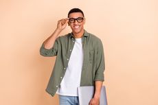5 Warna Baju untuk Laki-laki Berkulit Gelap, Bisa Mix and Match