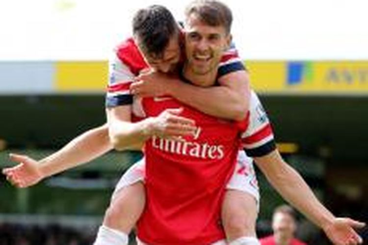 Gelandang Arsenal, Aaron Ramsey, merayakan golnya ke gawang Norwich City, pada laga Premier League, di Carrow Road, Minggu (11/5/2014).
