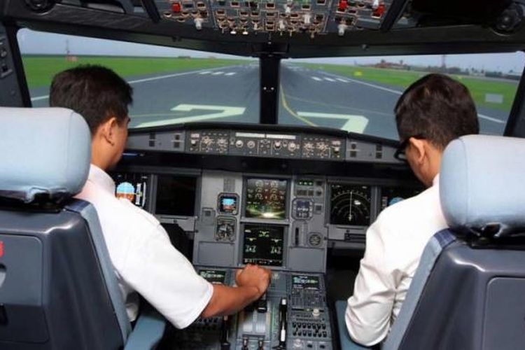 Calon pilot berlatih di dalam mesin simulator penerbangan milik Garuda Indonesia di Pusdiklat Garuda, Kosambi, Jakarta Barat, Kamis (26/6/2014). Pelatihan keselamatan penerbangan bagi awak kabin semakin menjadi prioritas utama bagi maskapai penerbangan.