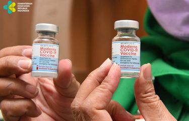 Pada Jumat (16/7/2021) Kementerian Kesehatan memulai penyuntikan perdana vaksin booster menggunakan vaksin Moderna di RSCM Jakarta. Penerima vaksinasi booster adalah 50 Guru Besar FKUI serta sejumlah dokter lainnya.