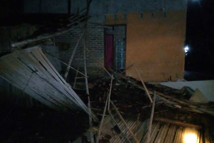 Sebuah rumah di Kabupaten Ciamis mengalami kerusakan pasca gempa yang berpusat di Barat daya Kabupaten Garut, Sabtu (27/4/2024) malam.