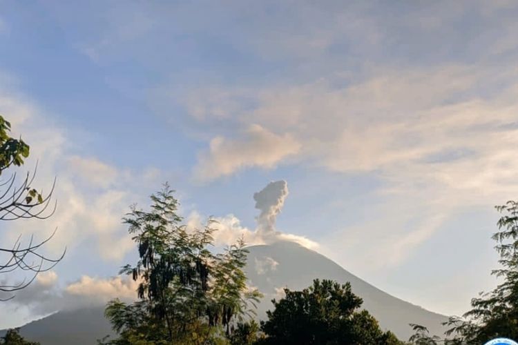 Gunung Ile Lewotolok Kembali Meletus Senin Pagi, Warga Diimbau Pakai Masker