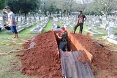 Petugas Mulai Gali Makam Ani Yudhoyono di TMP Kalibata