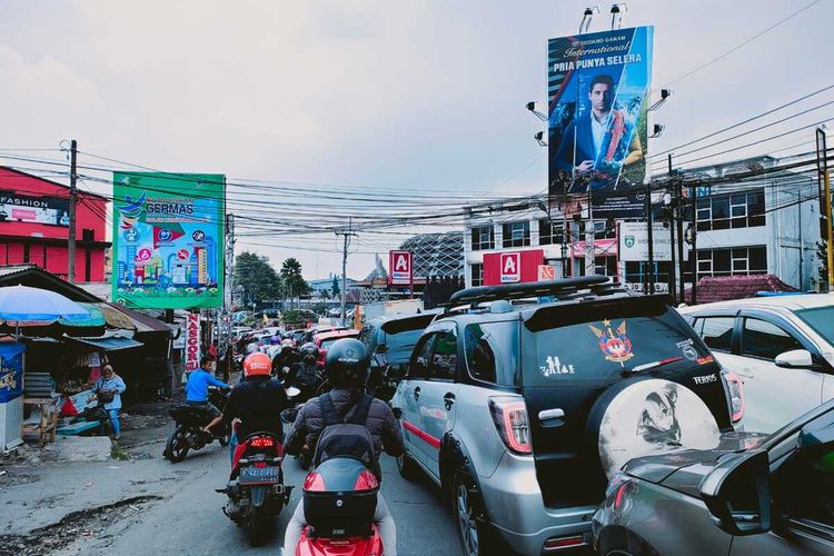 Sejumlah kendaraan terlihat maju perlahan saat melintasi jalur Puncak Bogor, Jawa Barat, Minggu (12/9/2021).