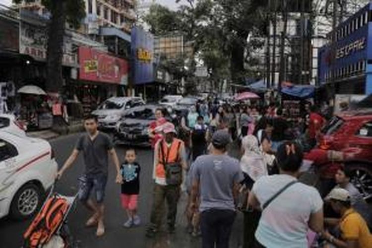 Warga memadati kawasan perbelanjaan di Jalan Cihampelas, Bandung, Senin (20/7/2015). Libur lebaran dimanfaatkan wisatawan dan warga Bandung untuk berlibur dan berbelanja. 