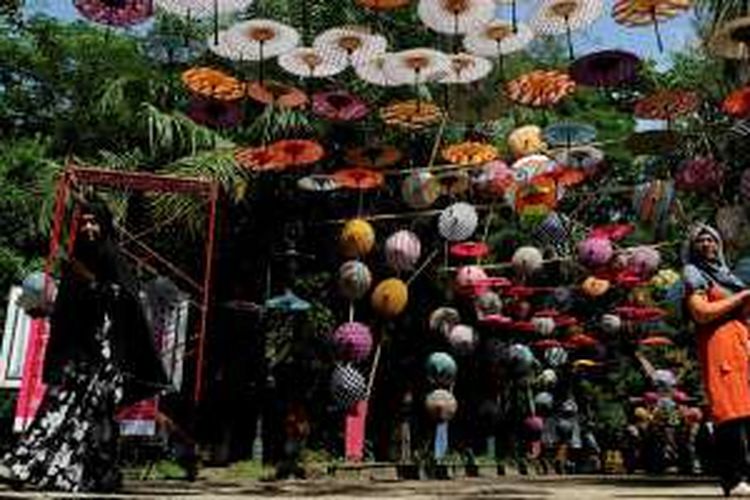 Warna-warni payung menjadi instalasi seni yang merupakan bagian dari Festival Payung di Taman Balekambang, Kota Solo, Jawa Tengah, Kamis (22/9/2016). Festival yang berlangsung pada 23-25 September ini mempertemukan para perajin payung sebagai industri kreatif. 
