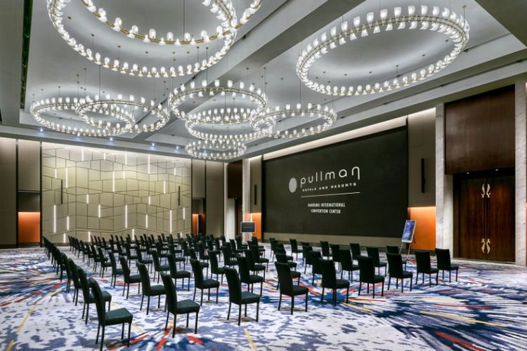 LED screen berukuran 75 meter persegi di Pullman Bandung International Convention Center.