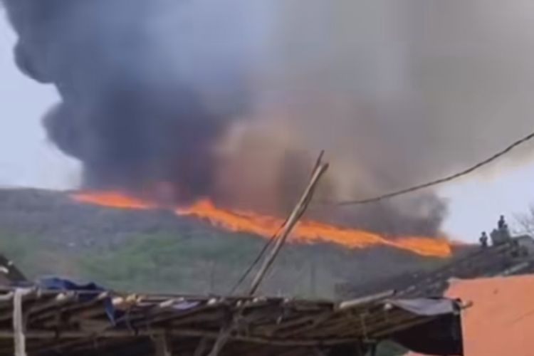Tempat Pengolahan Sampah Terpadu (TPST) Bantargebang di Bekasi, Jawa Barat kebakaran hebat, Minggu (29/10/2023).