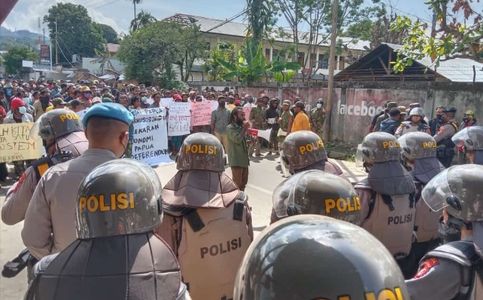 Indonesia Police Use Water Cannon Against Papua Protesters