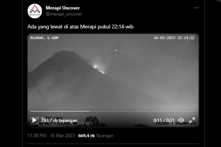 Benda bercahaya melintas langit Gunung Merapi.