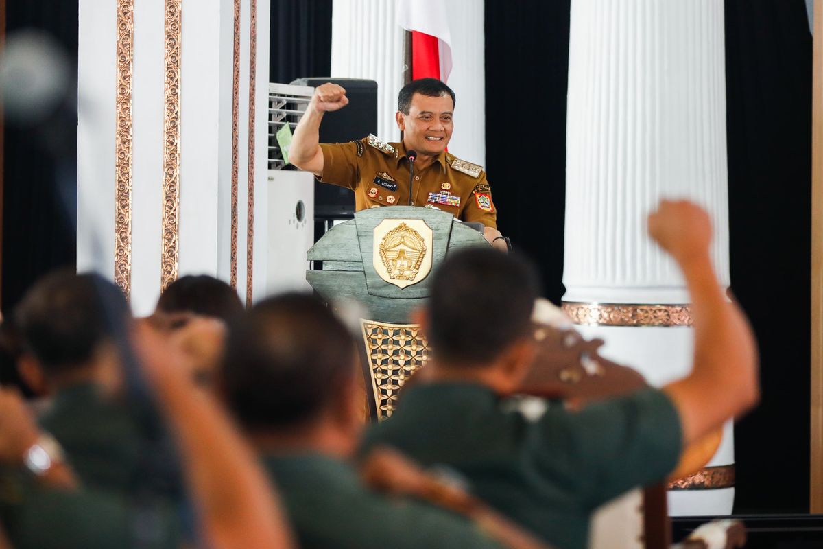Gubernur Jateng Ahmad Luthfi saat memberikan arahan pada acara Konvergensi Penanganan Kemiskinan Lintas Sektor Provinsi Jawa Tengah yang diselenggarakan Pemerintah Kabupaten (Pemkab) Pati di Pendopo Kabupaten Pati, Senin (4/8/2025).