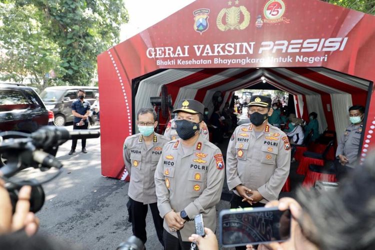 Inspektur Jenderal Polisi (Irjen Pol) Nico Afinta Saat Melakukan Peninjauan di Gerai Vaksin Taman Bungkul, Rabu (30/06/2021).