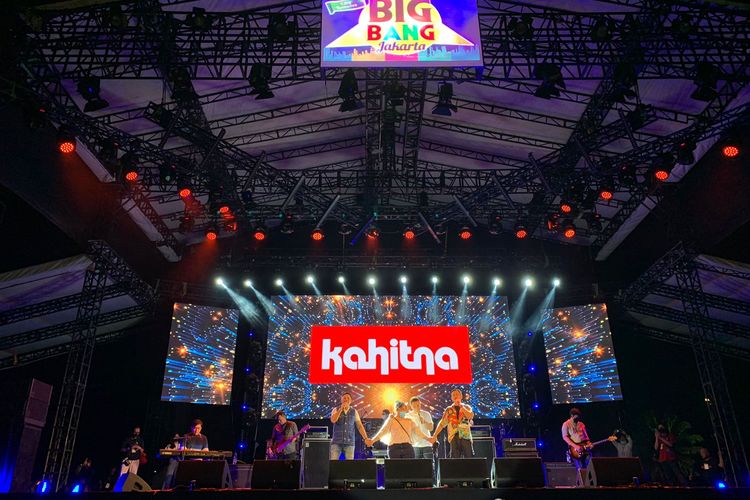 Grup musik Kahitna hadir sebagai penampil di Big Bang Ramadhan Jakarta 2022 hari ketiga pada Minggu (24/4/2022). Di sela penampilannya, saat membawakan lagu Tak Sebebas Merpati, Kahitna menggandeng seorang wanita penggemar mereka ke atas panggung bernama Dita (38).