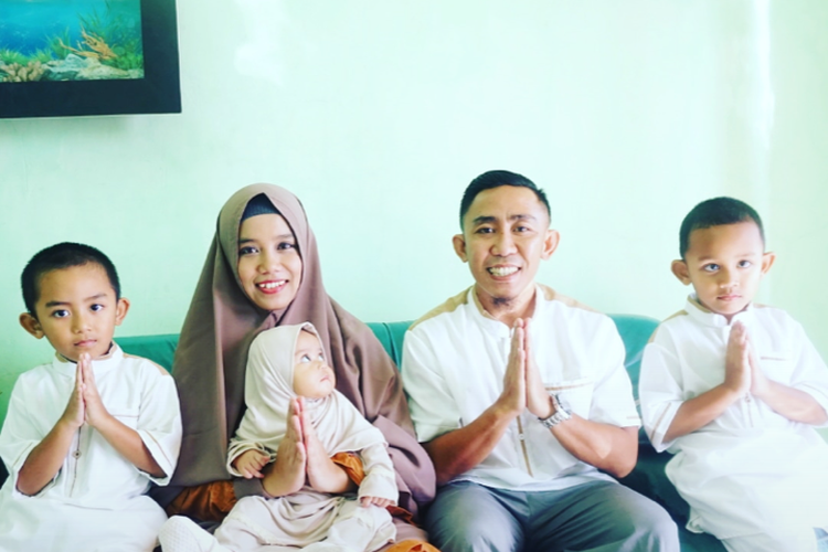 Pemain senior Persebaya Surabaya, Rendi Irwan saat merayakan Hari Raya Idul Fitri bersama keluarganya.