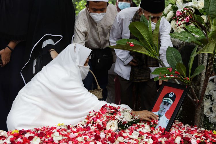 Suasana haru keluarga saat pemakaman jenasah pilot Sriwijaya Air SJ 182, Kapten Afwan di TMP Pondok Rajeg, Kabupaten Bogor, Jawa Barat, Sabtu (30/1/2021). Sriwijaya Air SJ182 tujuan Jakarta-Pontianak jatuh di perairan Kepulauan Seribu,