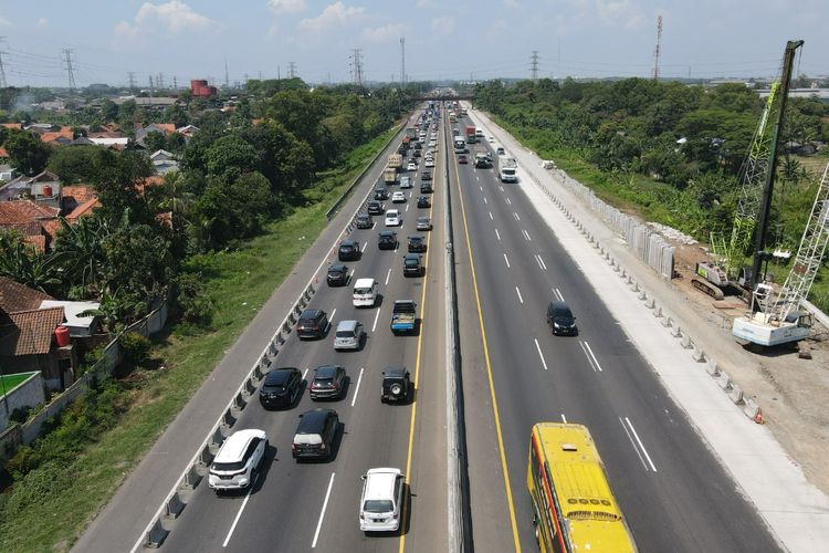 Pekerjaan konstruksi pelebaran Jalan Tol Jakarta-Cikampek. 