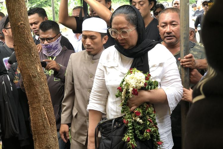 Dewi Irawan saat dijumpai di pemakaman Ria Irawan di TPU Tanah Kusir, Jakarta Selatan, Senin (6/1/2020). 