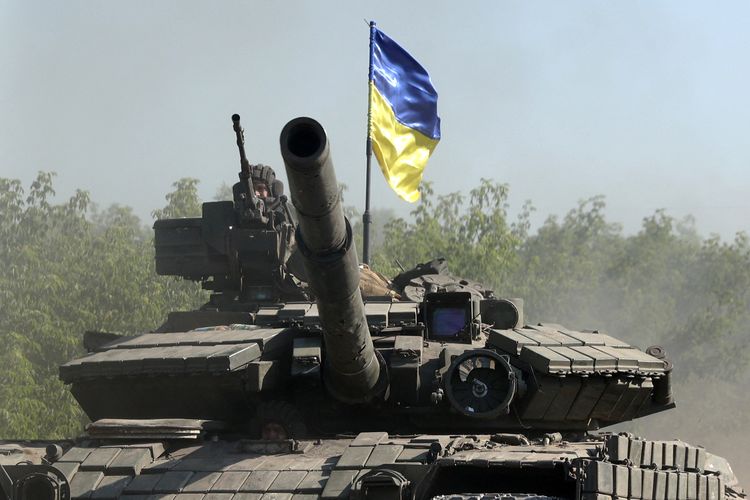 Tentara Ukraina mengendarai tank di timur wilayah Donbass pada 21 Juni 2022. Ukraina menetapkan target baru untuk menguasai seluruh wilayah yang telah diduduki pasukan Rusia.