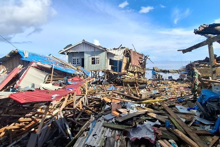 BREAKING NEWS! Bom Perang Dunia II Meledak, Puluhan Rumah Warga Rusak di Biak Numfor Papua