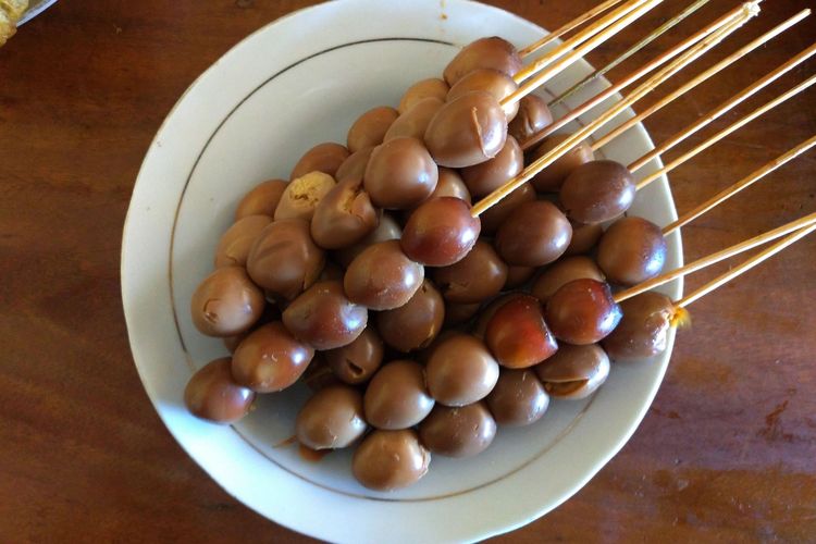Sate telur puyuh, menu yang sering tersedia di angkringan.