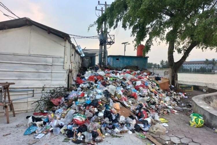 Kondisi tumpukan sampah di TPS dekat Situ Rawa Besar, Kelurahan Depok, Kecamatan Pancoran Mas, Kota Depok pada Jumat (27/5/2022).