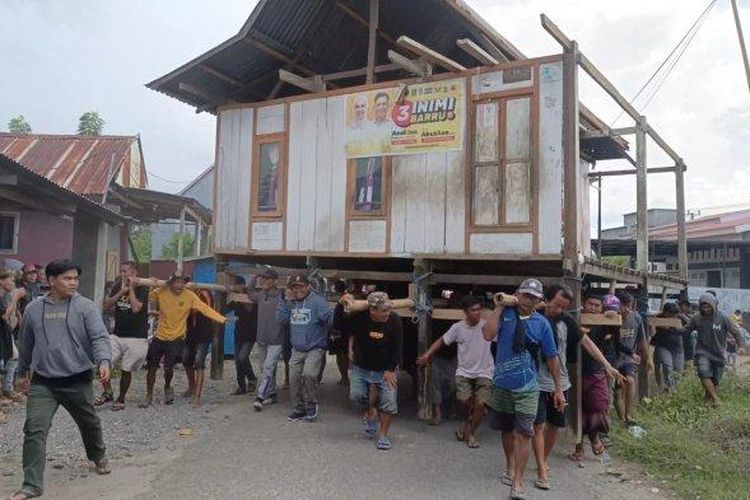 Suasana gotong royong pemindahan rumah di Lojie, Desa Bojo, Kecamatan Malusetasi, Kabupaten Barru, Sulsel, Jumat (1/11/2024). 
