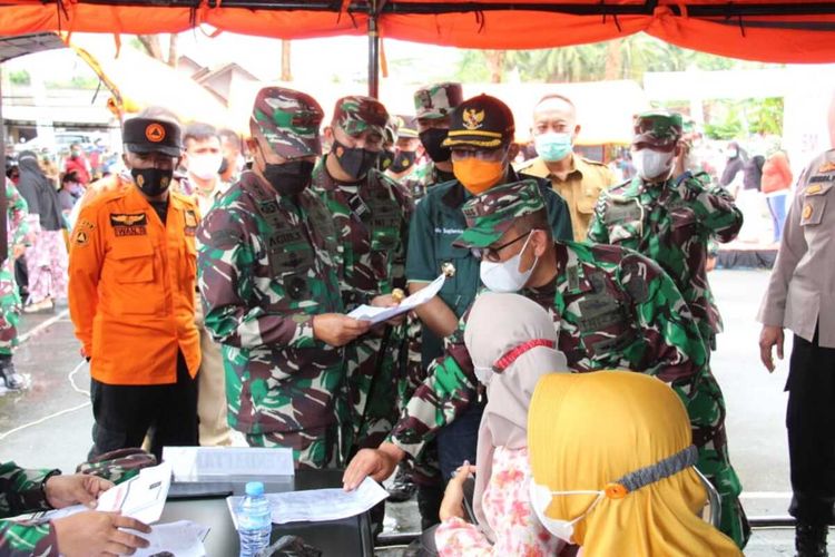 Pangdam III Siliwangi Mayjen Agus Subiyanto meninjau langsung pelaksanaan vaksinasi massal di kampung terpencil Cipatujah, Kabupaten Tasikmalaya, Senin (13/9/2021).