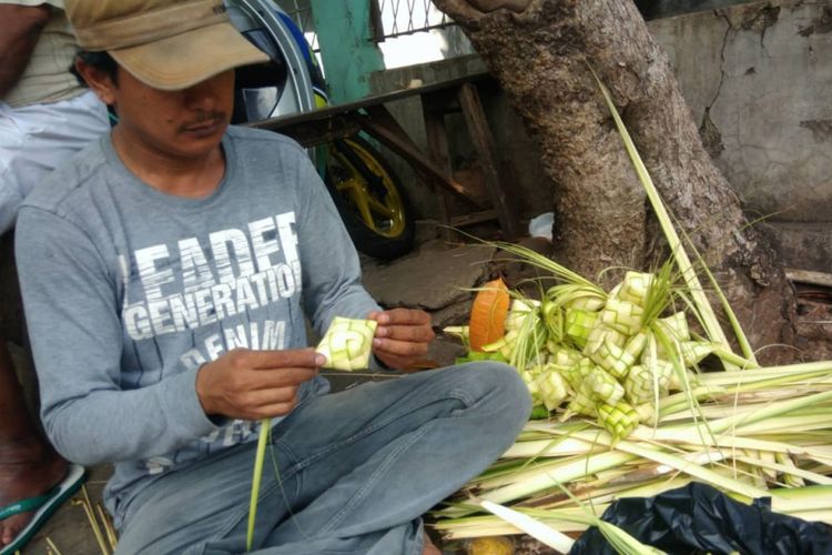 Ayat penjual Ketupat di Pasar Slipi, Jakarta Barat ini mengaku omset penjualan ketupatnya tahun ini lebih besar dari tahun lalu, Kamis (14/6/2018).