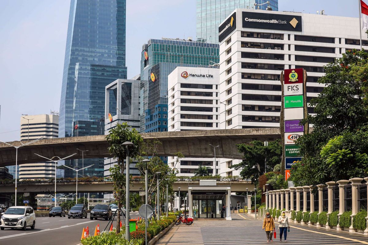 Pekerja menggunakan masker saat berjalan di Jalan M.H Thamrin, Jakarta Pusat, Rabu (16/9/2020). PSBB kembali diterapkan tanggal 14 September 2020, berbagai aktivitas kembali dibatasi yakni aktivitas perkantoran, usaha, transportasi, hingga fasilitas umum.