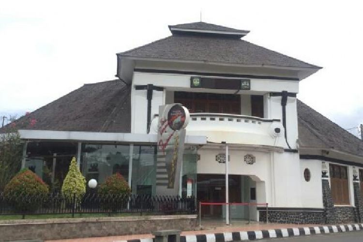 Gedung Kembar diperkirakan didirikan pada paruh kedua abad ke-19 masehi, yaitu setelah Kota Purwakarta ditetapkan sebagai ibukota Keresidenan Karawang, 1854 silam.