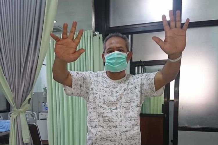 Sebelum keluar dari ruang isolasi RSUD dr Soedono, Sarno, pasien positif corona yang sudah dinyatakan sembuh melambaikan tangan berfoto setelah jarum infus dilepas dari tangannyan, Kamis (2/4/2020).