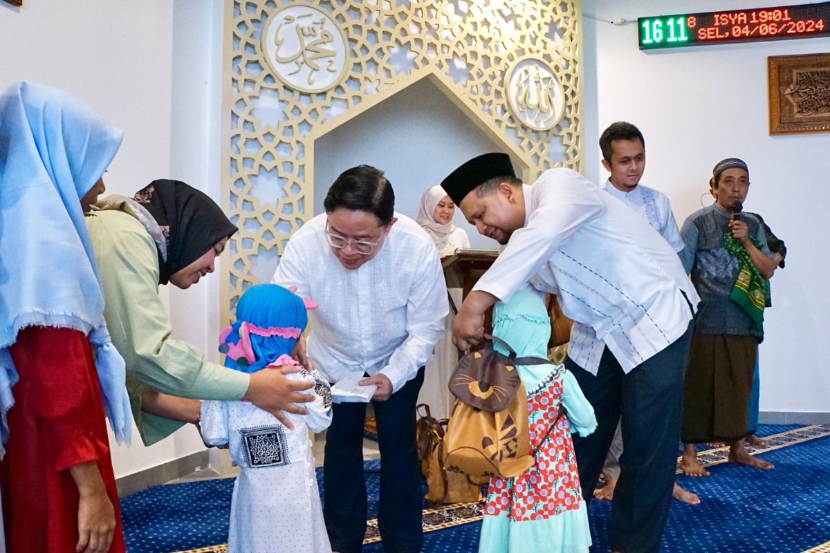 Pemberian santunan di sela-sela acara peresmian Masjid Al-Wasilah di Cisauk Point yang dibangun PT Adhi Commuter Properti Tbk. (ADCP).
