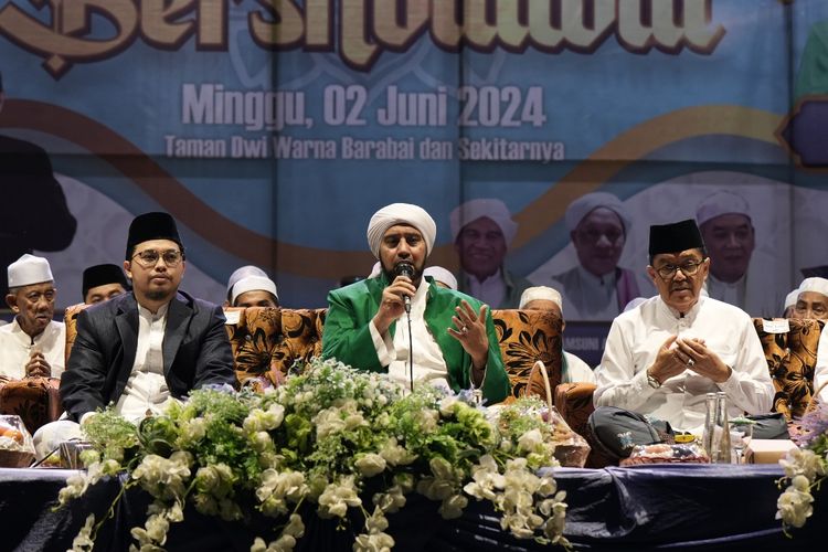 Habib Syech Bin Abdul Qodir Assegaf memimpin selawat dalam acara Murakata Berselawat yang diadakan di Lapangan Dwi Warna Barabai, Minggu (2/6/2024)