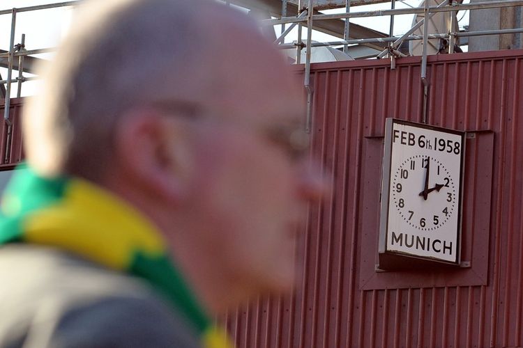 Fans Manchester United memberikan penghormatan untuk para pemain Setan Merah dan semua korban tragedi Munich 1958.