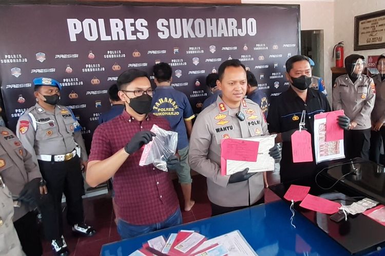 Kapolres Sukoharjo AKBP Wahyu Nugroho Setyawan dan jajaran menunjukkan barang bukti hasil kejahatan pelaku Joko dan ketiga temannya dalam konferensi pers di Mapolres Sukoharjo, Jawa Tengah, Kamis (6/10/2022).