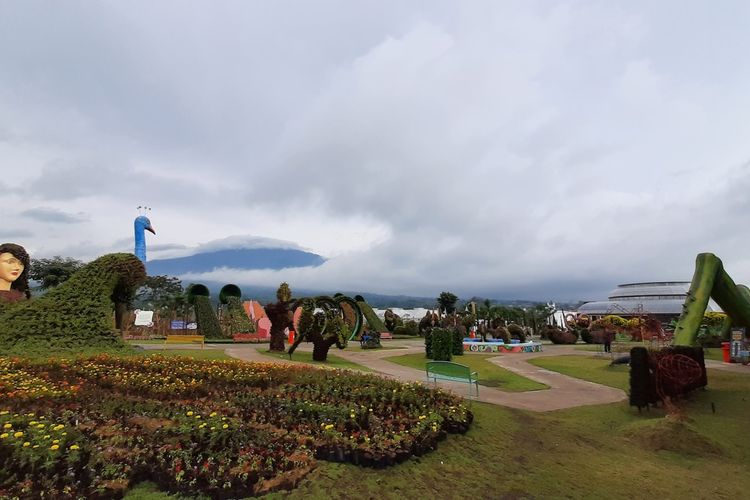 Wahana bunga dan lainnya di Batu Love Garden, Kota Batu, Jawa Timur, Senin (28/12/2020).