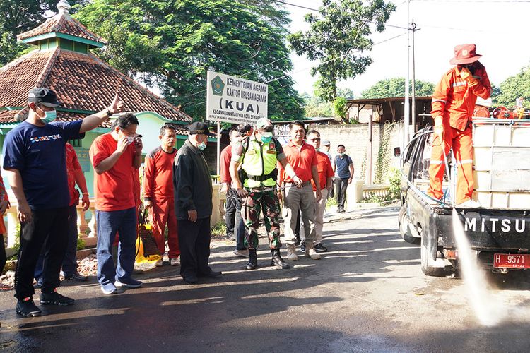 Penyemprotan disinfektan di Kota Semarang.