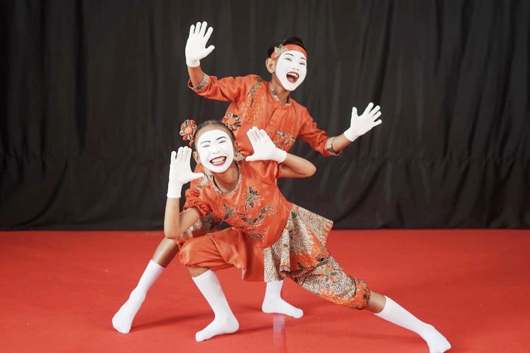 Siti Rahmah dan Ahmad Fauzan Adhimah saat tampil dalam lomba pantomim
