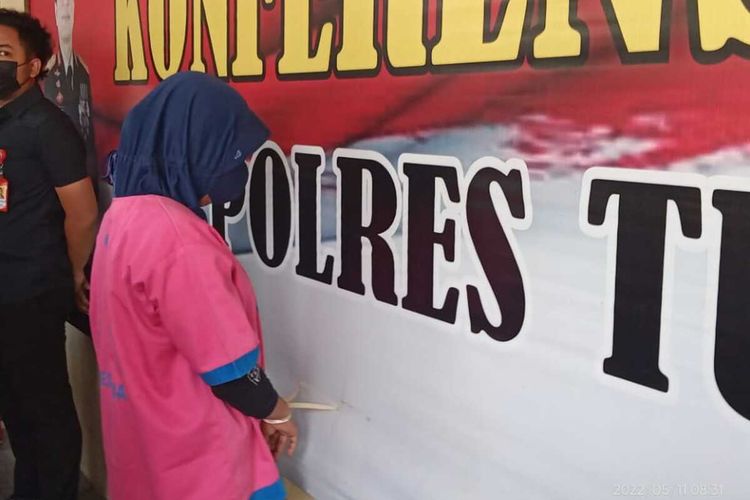 UR (35), seorang pekerja rumah tangga asal Gedongombo, Kecamatan Semanding, Kabupaten Tuban, Jawa Timur, ditetaplan tersangka pencurian oleh Polres Tuban karena terbukti mencuri uang majikannya melalui kartu ATM.