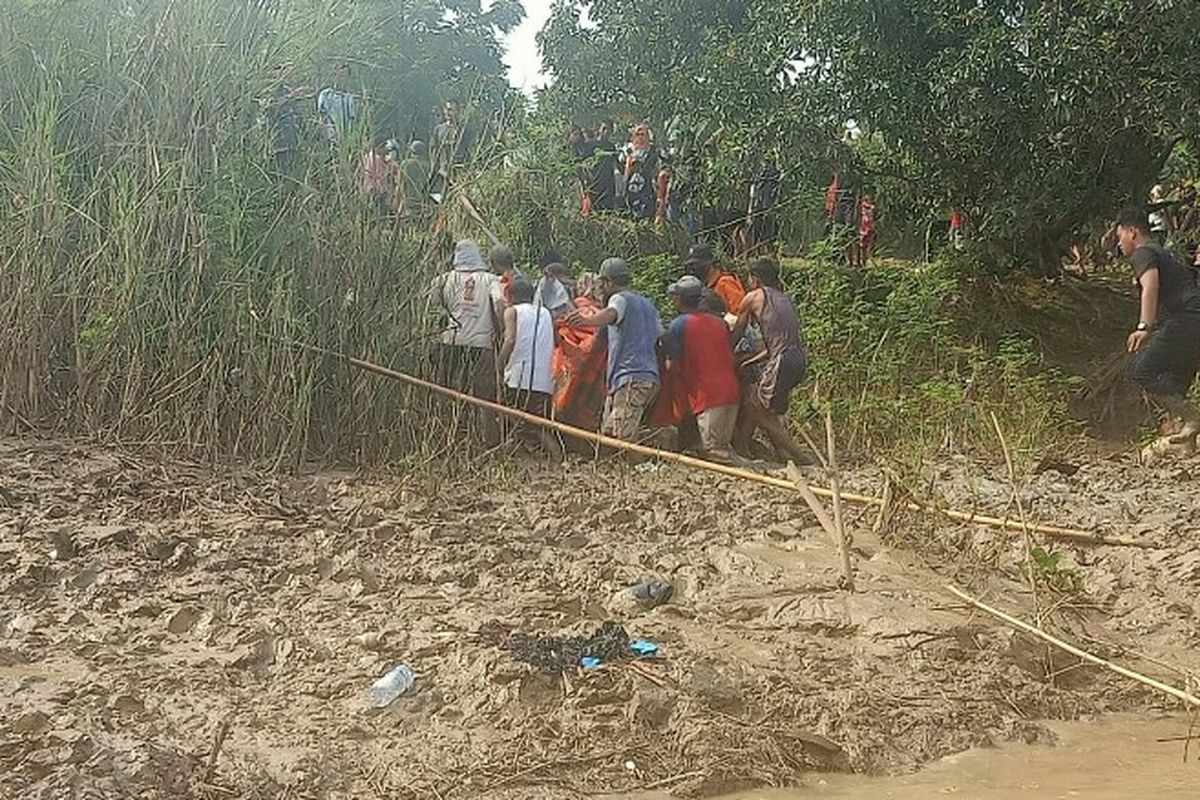 Tim SAR gabungan menemukan jenazah Randi Januar (29) yang sebelumnya tenggelam saat mencari udang di Sungai Citarum, Cabangbungin, Kabupaten Bekasi, Rabu (17/3/2021). Korban ditemukan pada Jumat (19/3/2021), sejauh 20 meter dari lokasi terperosok. 